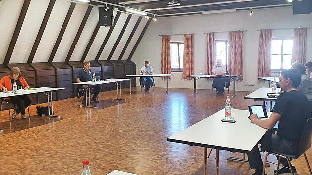 Mit geh&ouml;rigem Sicherheitsabstand tagten die Heiligenstadter R&auml;te in der Oertelscheune. Foto: Carmen Schwind