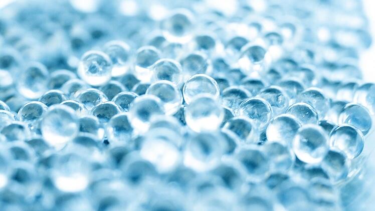 Der Clou: Winzige Hohlkugeln aus Glas wirken, eingebettet in ein neuartiges mineralisches Bindemittel, wie thermische Isolatoren. Foto: Deutscher Zukunftspreis | A. Pudenz