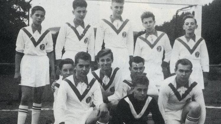 Die erste Jugendmannschaft des VfB 1959: (hinten von links) Albert Schüßler, Eckard Ommert, Werner Kenner, Winfried Rausch, Georg Roth, (vorne von links) Klaus Müller, Manfred Bohn, Dieter Winkelmann, Werner Richter, Peter Buhrt, Georg Schneider.  Foto: VfB