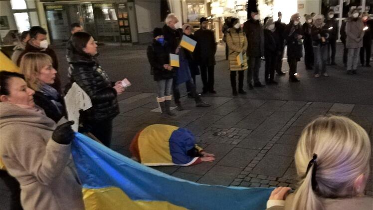 Zur Majdan-Hymne warf sich eine Ukrainerin zum Gebet auf den Boden. Foto: Sigismund von Dobschütz