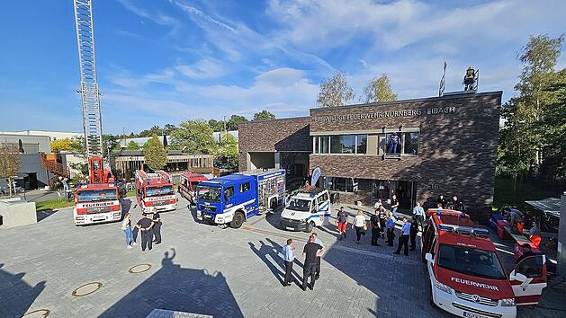N&uuml;rnberg: Offizielle &Uuml;bergabe - neues Ger&auml;tehaus f&uuml;r Freiwillige Feuerwehr Eibach fertiggestellt
