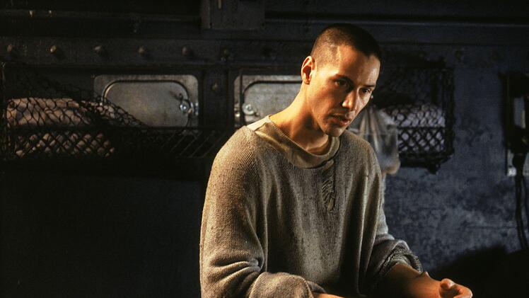 Neo (Keanu Reeves) k&auml;mpft sich in Teil eins durch die virtuelle Welt der Matrix.