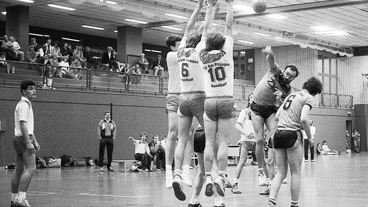 &Uuml;ber den Kissinger Block, der von B&ouml;gner (Nr. 10), C. Heusler (Nr. 6) und Tauber gebildet wird, setzt der Br&uuml;ckenauer R. Dernbach zum Wurf an. Recht zieht sein Mitspieler D. Goeppel den Kopf ein.