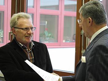 Stolz nahm Wolfgang Weichwald seine Urkunde entgegen.  Foto: M. Kreklau