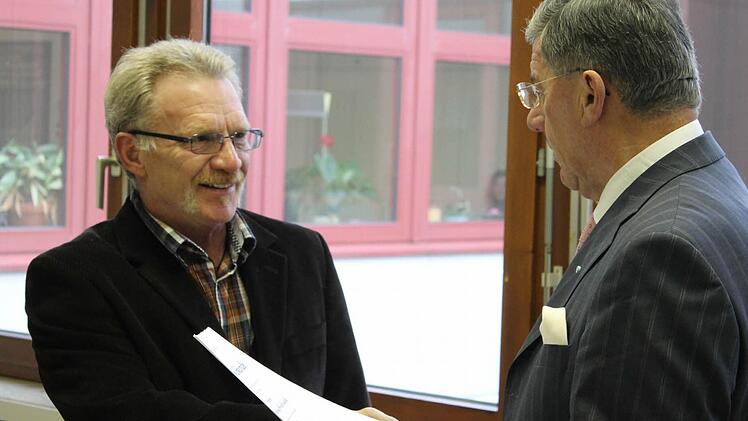 Stolz nahm Wolfgang Weichwald seine Urkunde entgegen.  Foto: M. Kreklau