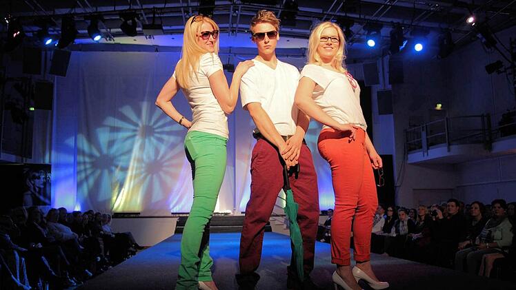 Schrilles, Buntes und Elegantes auf dem Catwalk. Foto: Merzbach