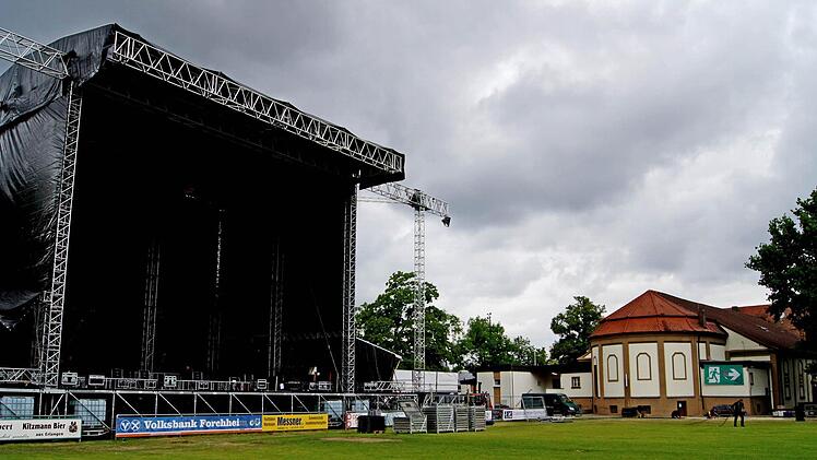 Die Bühne steht, die Fluchtwege sind gekennzeichnet: Müssen nur noch die dunklen Wolken vor dem Konzert verschwinden  Foto: Sarah Dann