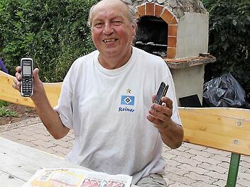 Weder schnurloses Telefon (links) noch Handy funktionieren im Garten des bekennenden HSV-Fans Reiner Ebert in Burgrub. Der langjährige erfolgreiche Fußballer des FC Burggrub trägt das T-Shirt mit dem Hamburger Logo und seinem Namen mit Stolz. Foto: Friedwald Schedel