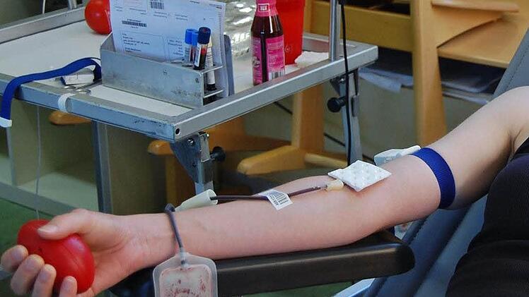 Wer Blut spendet, rettet Leben. Insgesamt gab es 34 Termine allein in Bad Kissingen, bei denen 3002 Spenden zusammenkamen. Foto: Archiv/ Sigismund von Dobschütz