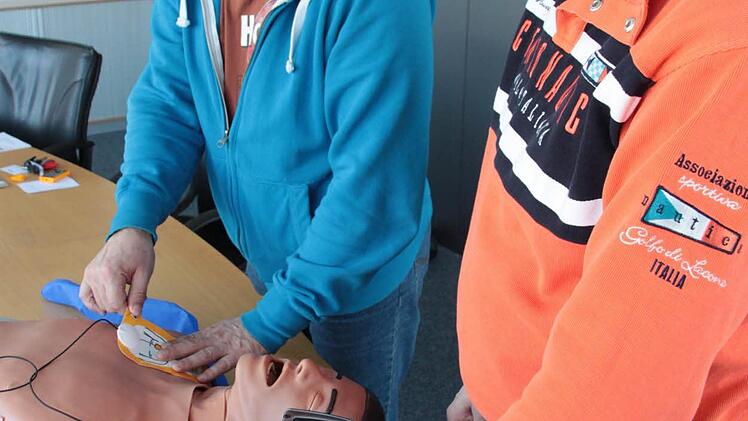 Wie einfach die Handhabung eines Defibrillators ist, demonstrieren Karl Bernet vom BRK Bayreuth (rechts) und sein Kollege aus Kulmbach, Dieter Fiedler. Foto: Jürgen Gärtner