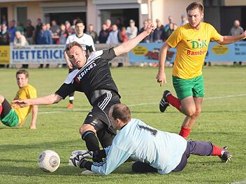 Nachdem Thorsten Schlereth (dunkles Trikot) in Großbardorf ein Abseitstor erzielt hat, will er diesmal zu Hause gegen Hof seinen ersten "richtigen" Treffer in der Bayernliga Nord bejubeln.