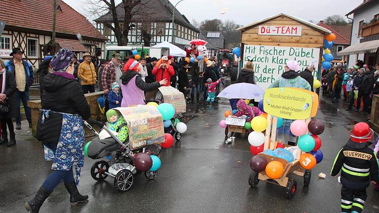 Faschingstrubel mit Luftschlangen und Schnürlregen in der Uetzinger Dorfmitte. Foto: Matthias Einwag