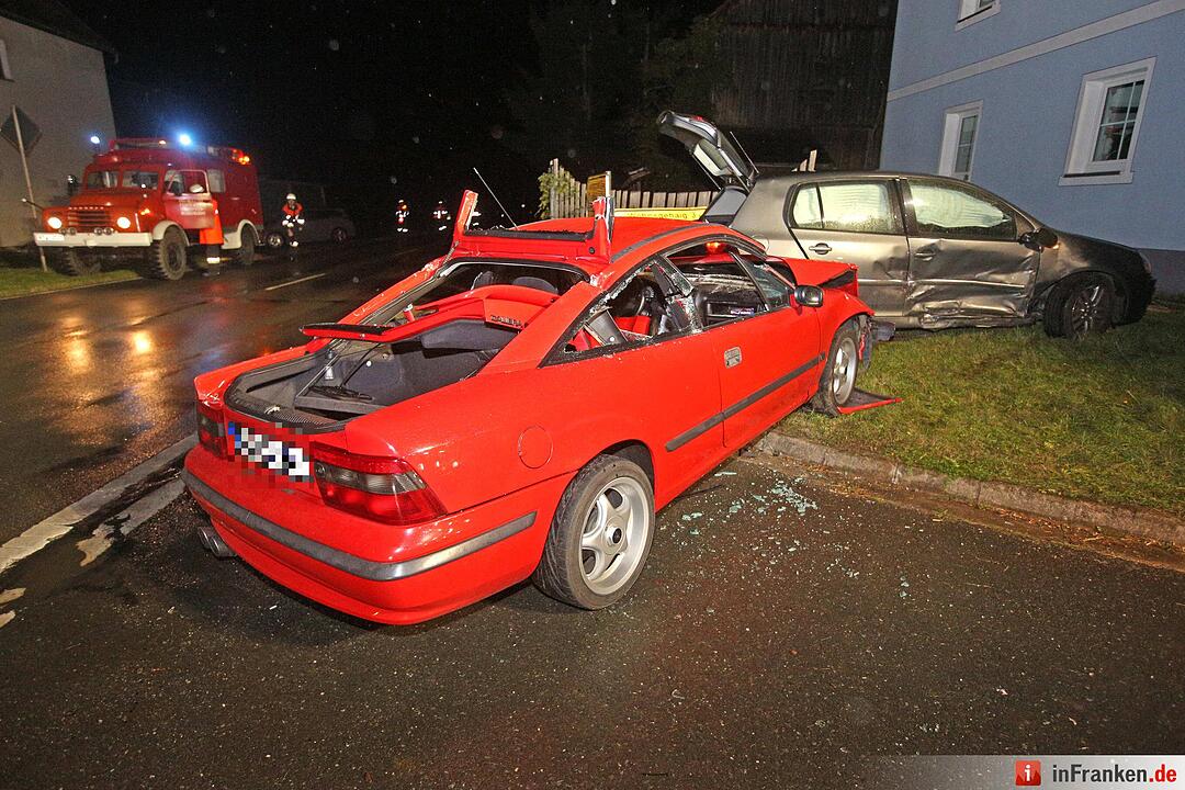 Feuerwehr muss Mitfahrer nach Vorfahrtsunfall befreien