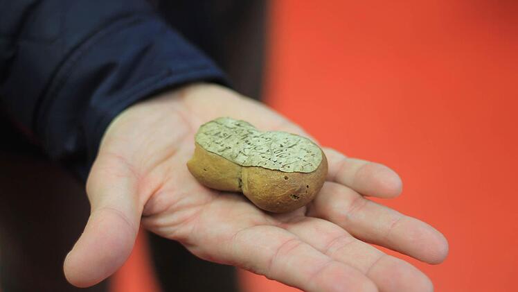 Auf dem Zettel steht ein Datum, das Gewicht und eine mysteriöse Unterschrift. Foto: Dominic Buckreus