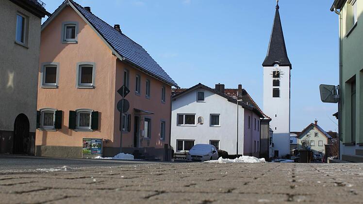 Entlang der Oberhaider Ortsdurchfahrt sind alle Gehsteige mit Granitpflaster gestaltet. Foto: Anette Schreiber
