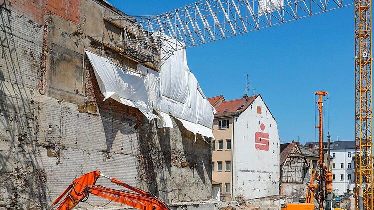 Durchblick von der Langen- bis zur Franz-Ludwig-Straße: Alles ist abgebrochen, der Neubau kann beginnen.
