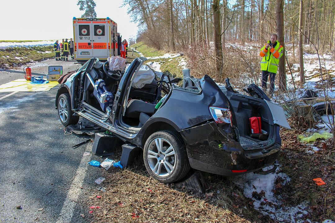 Autofahrer prallt im Kreis Fürth gegen Baum und stirbt