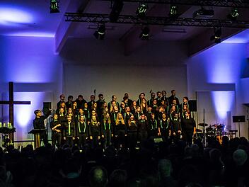 Reichlich Applaus gab es für die Adventsmusik mit dem Coburger Hochschulchor "Die Klangfänger" unter der Leitung von Moritz MetznerFoto: Jochen Berrger