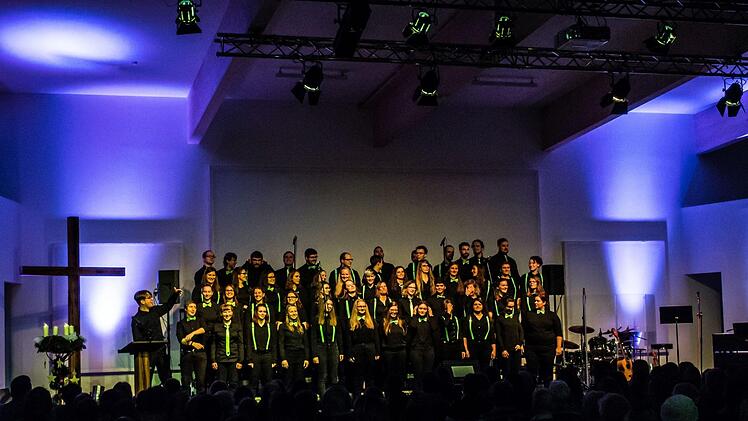 Reichlich Applaus gab es für die Adventsmusik mit dem Coburger Hochschulchor "Die Klangfänger" unter der Leitung von Moritz MetznerFoto: Jochen Berrger