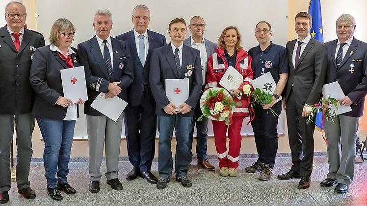 Joachim Herrmann (5. v. l.) und Stefan M&uuml;ller (3. v. r.) zeichneten die verdienten Mitglieder aus. Foto: privat