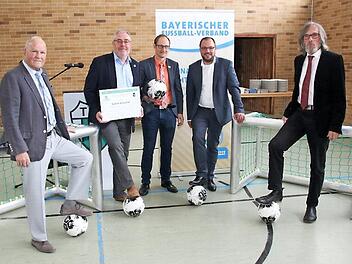 Der Kreisehrenamtsbeauftragte Siegfried Tabbert hatte nicht nur die Urkunde für den "Club 100", die er an Achim Brückner überreichte, im Gepäck, sondern auch zwei Minitore und fünf Trainingsbälle, die er zusammen mit einem Ballsack überreichte. Von links: Siegfried Tabbert, Achim Brückner, Bastian Büttner, Landrat Sebastian Straubel und Bürgermeister Martin Rauscher  Foto: Michael Stelzner