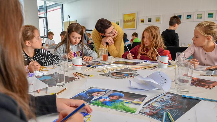 Wie die Jugend die Welt sieht: In der Zeitungsausgabe am Weltkindertag (20. September) gibt es nur Bilder, die Schüler aus Franken selbst gemalt haben. Etwa 120 junge Künstler waren am Donnerstag in der Zentralredaktion am Werkeln. Foto: Ronald Rinklef,