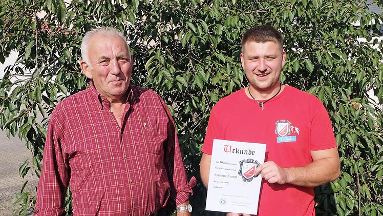 Berthold Heusinger wurde geehrt, weil er dem Verein seit 50 Jahren die Treue hält. Links Vorsitzender Maximilian Kerber  Fotos: Bauernschubert