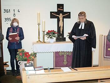 Die wichtigsten Gegenstände verlassen beim Entwidmungsgottesdienst den Betsaal (von links): die Taufkerze, das Evangelium, der Kelch und die Schale. Pfarrer Christoph Teille (Zweiter von rechts) zelebrierte den Gottesdienst. Fotos: Susanne Deuerling