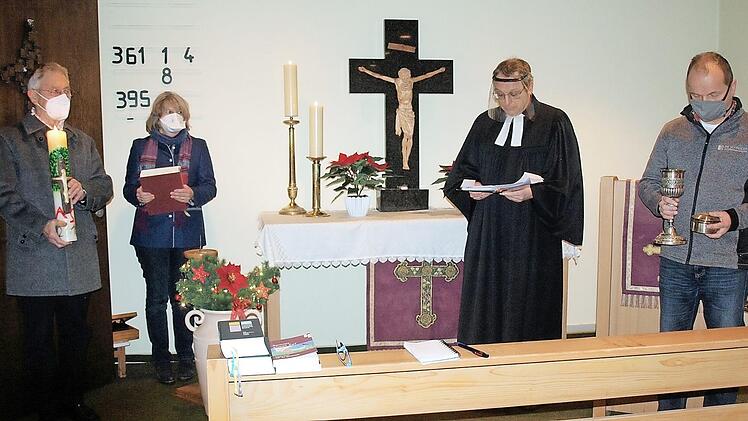 Die wichtigsten Gegenstände verlassen beim Entwidmungsgottesdienst den Betsaal (von links): die Taufkerze, das Evangelium, der Kelch und die Schale. Pfarrer Christoph Teille (Zweiter von rechts) zelebrierte den Gottesdienst. Fotos: Susanne Deuerling