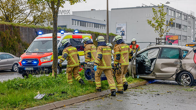 Auto kommt von Fahrbahn auf begr&uuml;nten Mittelstreifen ab: Zwei Verletzte