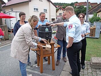 Zweite Bürgermeisterin Sabine Rießner sticht das erste Fass Bier an, unterstützt von Elke Werner, Drittem Bürgermeister Matthias Söllner, Bernd Krauß, Vorsitzendem Tobias Gareis und Kommandantin Christina Vogel.