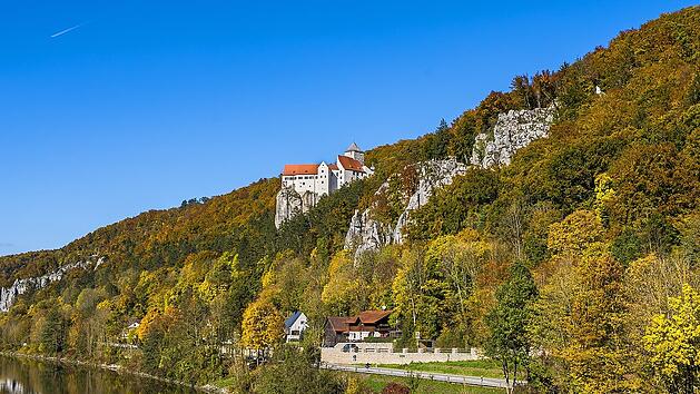 Über dem Altmühltal thront die bekannte Ritterburg Prunn.