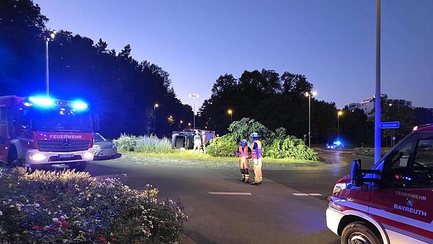 Großer Einsatz in Bayreuth: Auto liegt mitten auf Kreisel - verletzter Fahrer in Wagen eingesperrt