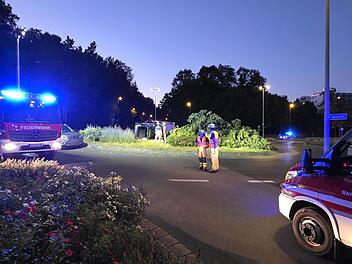 Großer Einsatz in Bayreuth: Auto liegt mitten auf Kreisel - verletzter Fahrer in Wagen eingesperrt
