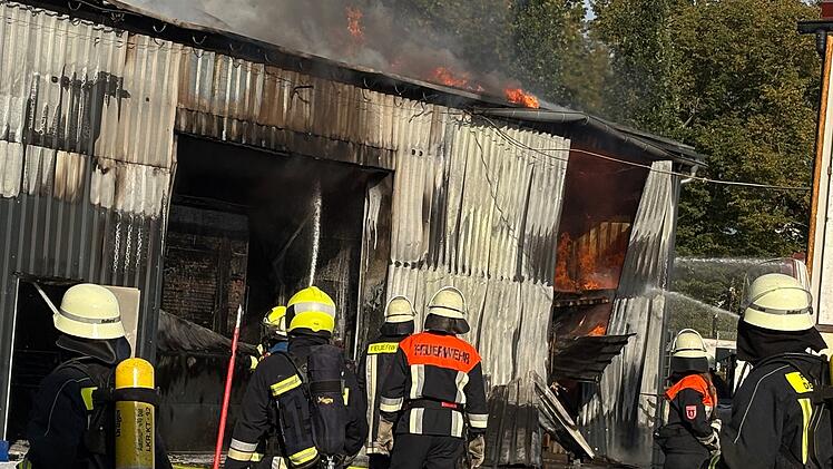 Lagerhallen-Brand in Unterfranken