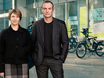 Die "Tatort"-Ermittler Susanne Bonard (Corinna Harfouch) und Robert Karow (Mark Waschke) suchen die Zentrale des Fahrradkurierdienstes "Cheetahs" auf. Einer der Fahrer wurde - wohl absichtlich - überfahren. Der Kurierdienst beliefert die Bundesdruckerei - der faszinierende Schauplatz des neuen Falles aus Berlin.