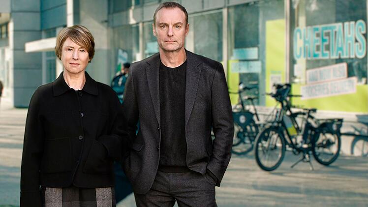 Die "Tatort"-Ermittler Susanne Bonard (Corinna Harfouch) und Robert Karow (Mark Waschke) suchen die Zentrale des Fahrradkurierdienstes "Cheetahs" auf. Einer der Fahrer wurde - wohl absichtlich - überfahren. Der Kurierdienst beliefert die Bundesdruckerei - der faszinierende Schauplatz des neuen Falles aus Berlin.