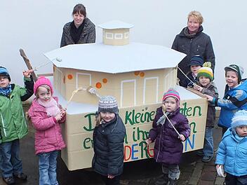 Die Mädchen und Jungen aus dem Lauterer Kindergarten haben einen eigenen Faschingswagen gestaltet. Unterstützt wurden sie von (hinten, von links) Martina Arnold und Alexandra Metz. Foto: Björn Hein