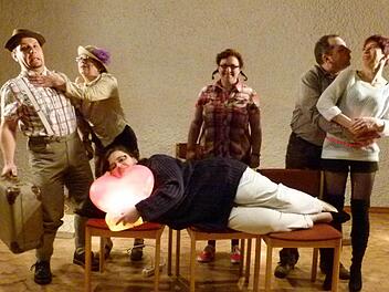 Wilde Szenen lassen sich auch schon ohne Kulisse recht gut üben, wenn man die Erfahrung der Einberger Truppe hat. Foto: Lothar Weidner