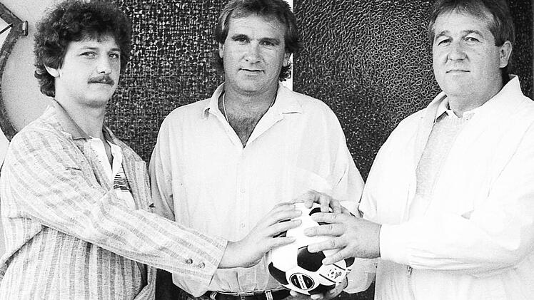 Der SV Arnshausen zieht seine Erste und Zweite Mannschaft zur&uuml;ck, die Spieler schlie&szlig;en sich den TSV Reiterswiesen an. F&uuml;r den technischen Ablauf tragen (von links) Herbert Dittmer (Reiterswiesen), der neue Trainer Rainer Skrotzki und Jochen Keune (Arnshausen) die Verantwortung.