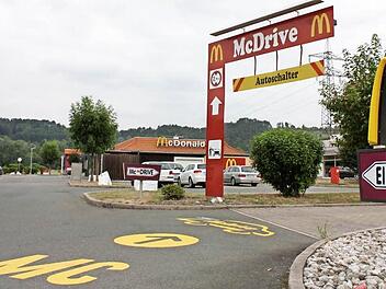 Auf dem Parkplatz dieses Schnellrestaurants in Marktrodach wurde am Samstagabend eine 43-jährige Frau erschossen. Das Bild zeigt den Parkplatz am Morgen danach. Foto: Alexander Löffler