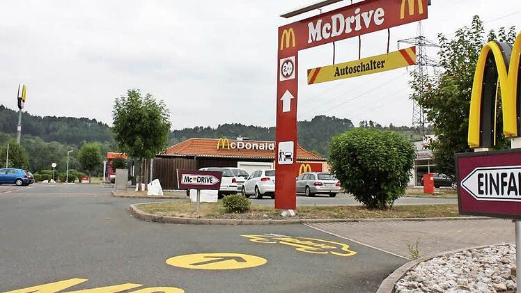 Auf dem Parkplatz dieses Schnellrestaurants in Marktrodach wurde am Samstagabend eine 43-jährige Frau erschossen. Das Bild zeigt den Parkplatz am Morgen danach. Foto: Alexander Löffler