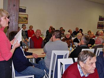 Museumsleiterin Annette Späth wirbt bei den Aschachern für die Gründung eines Fördervereins. Foto: Sigsmund von Dobschütz