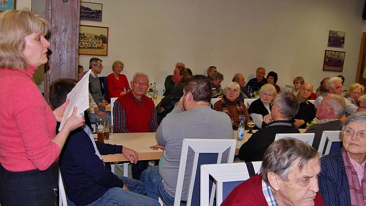 Museumsleiterin Annette Späth wirbt bei den Aschachern für die Gründung eines Fördervereins. Foto: Sigsmund von Dobschütz