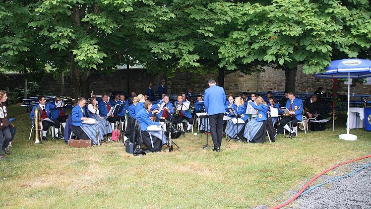 Das Blasorchester spielte auf und die graue Stimmung verflog, nicht nur bei den Zuhörern und Festgästen, auch beim Wetter.