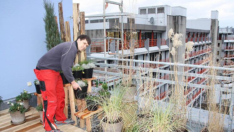 Auf der Dachterrasse können die Intensiv-Patienten Frischluft schnappen, Lukas Brust von der Haustechnik legt letzte Hand an.