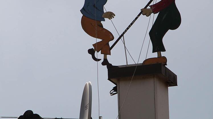 Max und Moritz angeln Hähnchen aus einem Haus am Sinntor.
