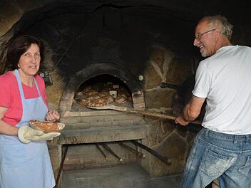 Bernhard und Gertrud Fößel arbeiten gemeinsam Hand in Hand beim Holzofenbrot backen. Foto: Karl-Heinz Hofmann