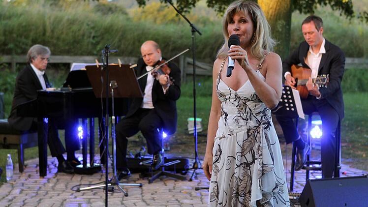 Deborah Sesson mit ihren Begleitmusikern in Kronach Foto: Michael Wunder