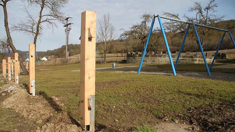 Vor einem Jahr wurde der Spielplatz in Schwabthal aufgebaut. Nun wird bald der Zaunbau beendet, die Geräte werden installiert.  Foto: Sarah Stieranka